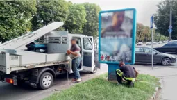 У центрі Луцька демонтували застарілу рекламу (фото)