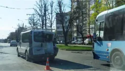 ДТП на проспекті Молоді у Луцьку: зіткнулися автобус і бус (фото, відео)