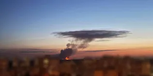 На Київщині масштабна пожежа з вибухами: горять склади після ворожого влучання (відео)