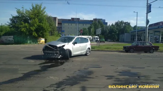 У Луцьку бус зіткнувся з легковиком: є постраждалі (фото)