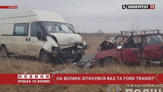 Лоб у лоб: на Волині зіткнулися ВАЗ і бус (фото, відео)