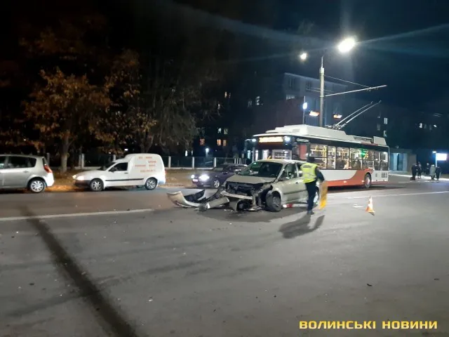 Розтрощений капот: у Луцьку зіткнулися два легковики (фото, відео)
