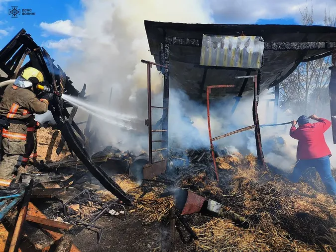 На Волині понад годину гасили пожежу, що сталася через дитячі пустощі (фото)