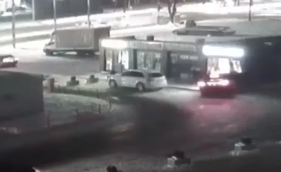 У Луцьку BMW влетіло у кав’ярню: показали відео удару