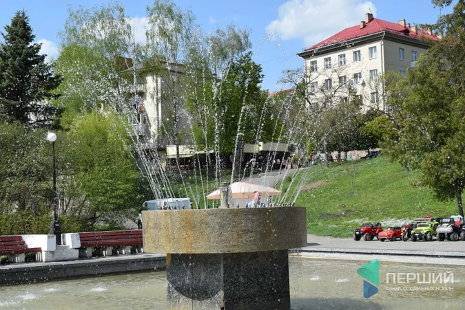 У Луцьку увімкнули фонтани до Великодня (фото)