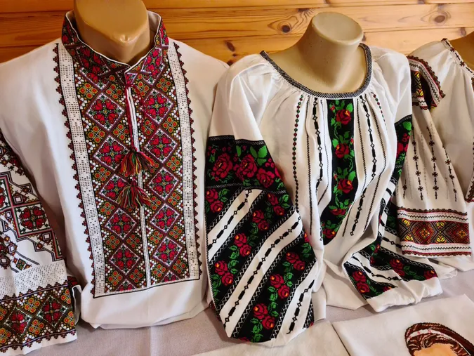 Вишивальниця зі Звірова копіює давні орнаменти з вишиванок, яким кілька століть (фото)