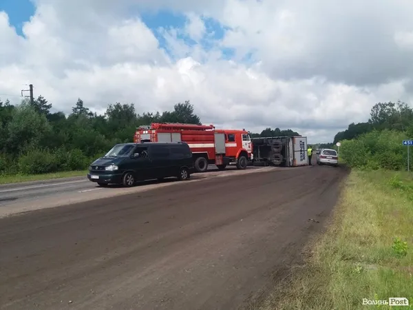 На волинській трасі перевернулась фура (фото)