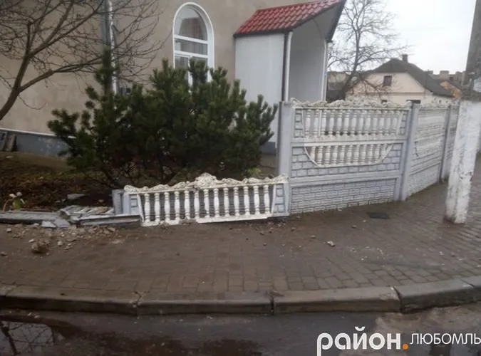 На Волині поляк «під мухою» зніс бусом бетонну огорожу (фото)