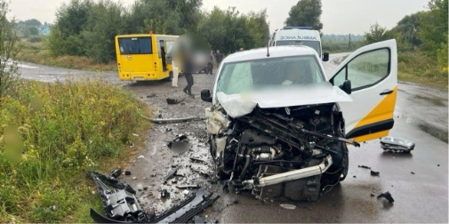 Зіткнення шкільного автобуса з автомобілем «Укрпошти» на Волині